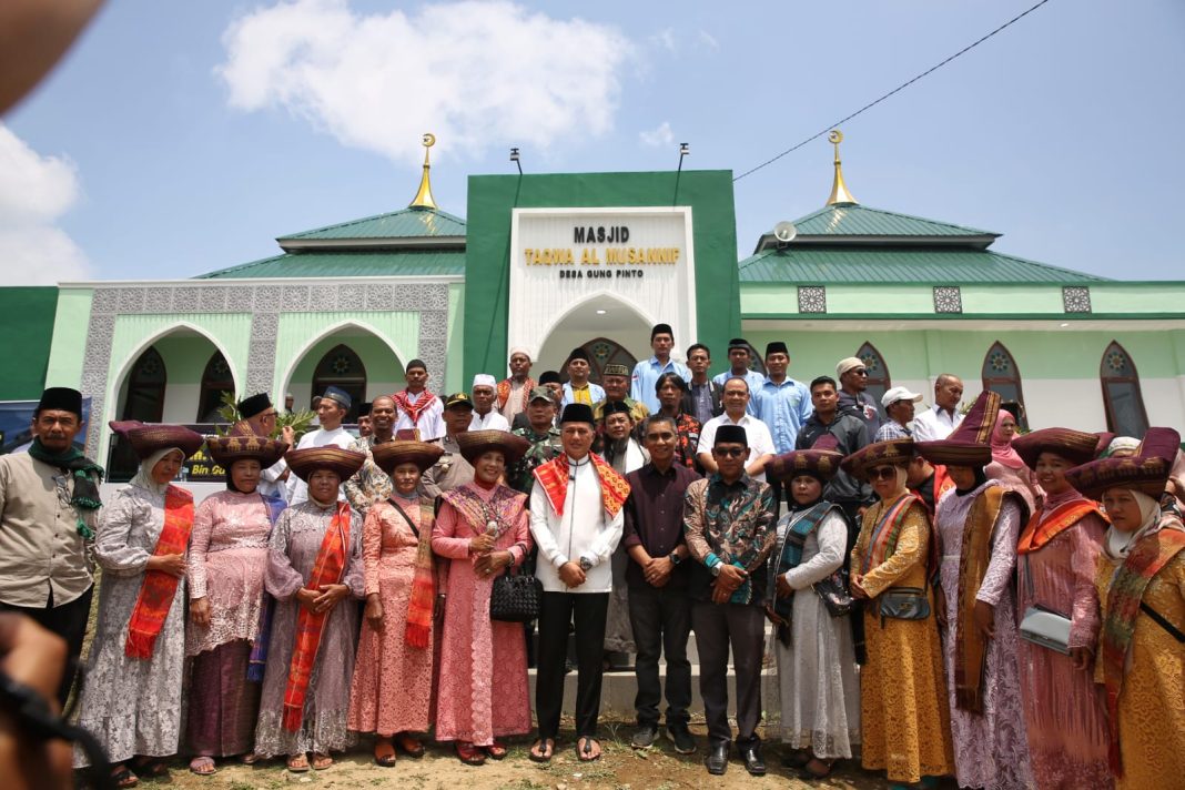 Ketua Yayasan Haji Anif Musa Rajekshah foto bersama dengan Wakil Bupati Karo Theopilus Ginting dan masyarakat usai meresmikan Masjid Taqwa Al-Musannif, di Desa Gung Pinto, Kecamatan Naman Teran, Kabupaten Karo, Minggu (25/2/2024).