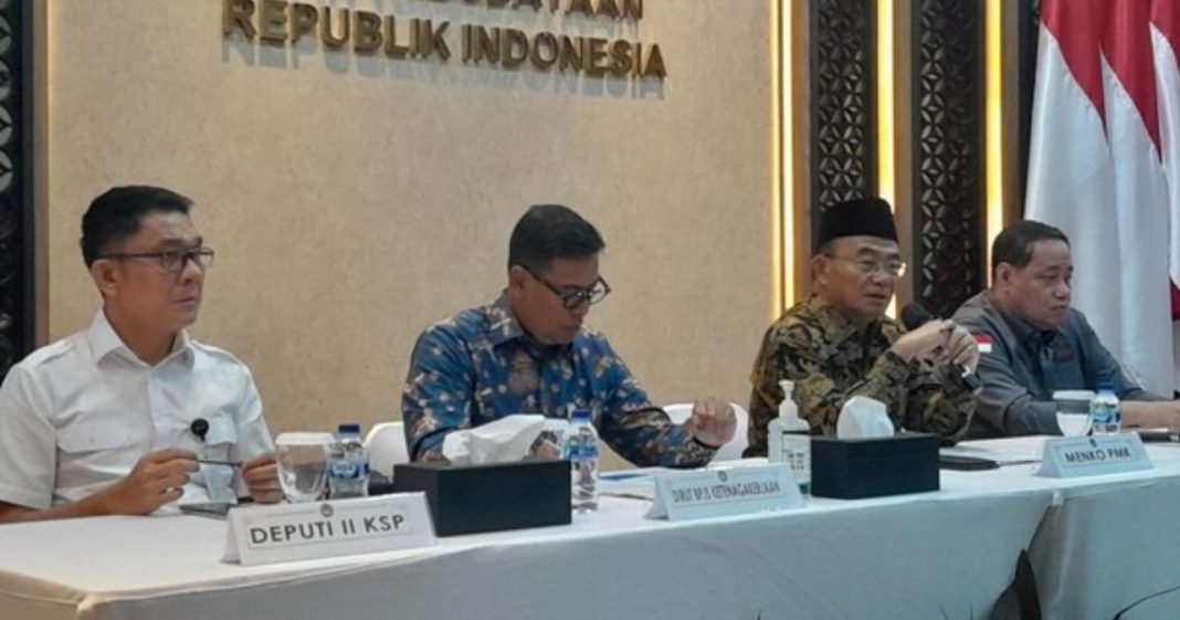 Kementerian Koordinator Bidang Pembangunan Manusia dan Kebudayaan bersama Badan Penyelenggara Jaminan Sosial Ketenagakerjaan memberikan santunan pada keluarga petugas pemilu yang bertugas selama penyelenggaraan Pemilu 2024 di Kantor Kemenko PMK, Jakarta, Selasa (27/2/2024).