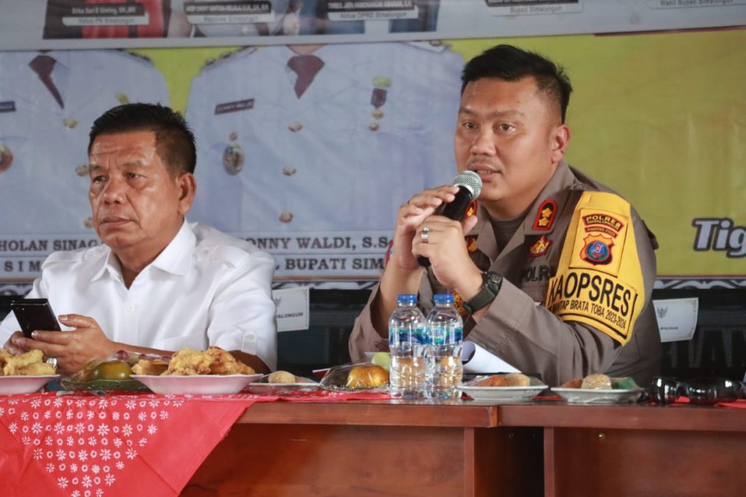 Kapolres Simalungun AKBP Choky Sentosa Meliala SIK SH MH dihadapan Bupati Simalungun Radiapoh Hasiholan Sinaga SH MH memberikan paparan dalam suasana penuh keakraban, rapat koordinasi Forkopimda Kabupaten Simalungun berlangsung di Ruang Harungguan Kantor Camat Jorlang Hataran, Selasa (27/2/2024). (Dok/Humas Polres Simalungun)