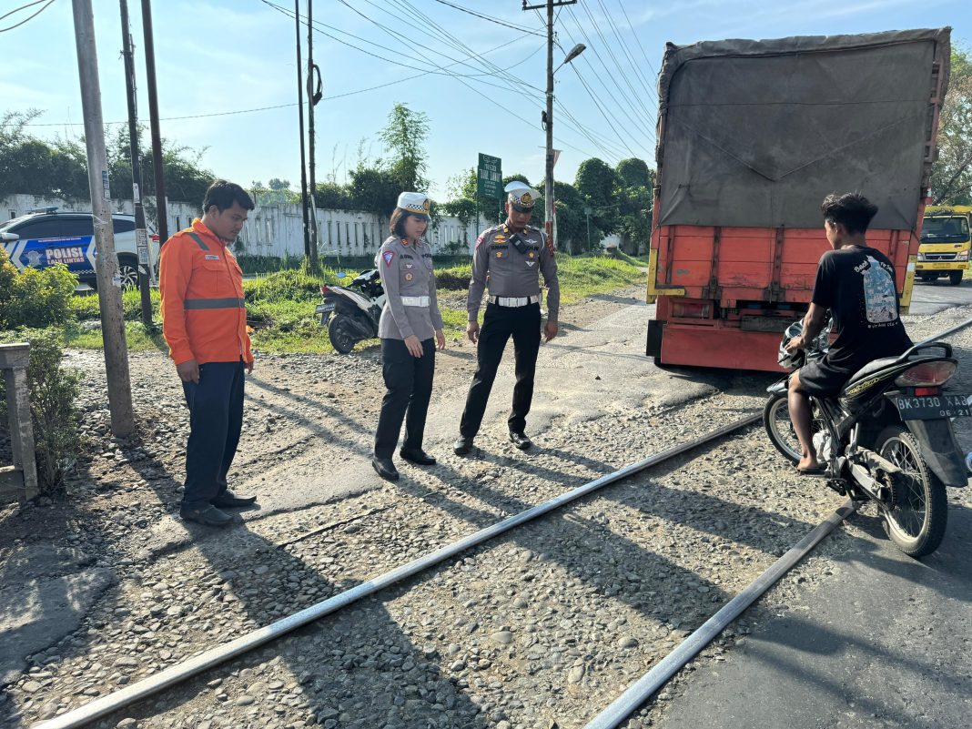 Kasat Lantas Polres Tebingtinggi AKP Agnis Juwita saat melakukan pengecekan di perlintasan Kereta Api Jalan HM Yamin, Selasa (27/2/2024). (Dok/Satlantas Polres Tebingtinggi)