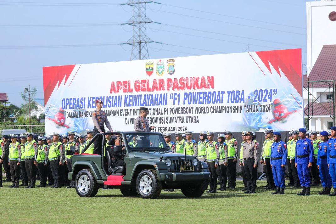 Kapolda Sumut Irjen Pol Agung Setya Imam Effendi periksa barisan Apel Gelar Pasukan Pengamanan F1 Powerboat 2024 di Lapangan Mapolda Sumut, Selasa (27/2/2024). (Dok/Polda Sumut)