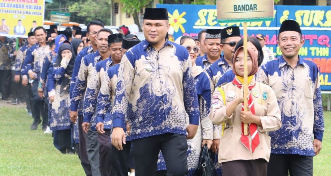 Kontingen Kecamatan Bandar memasuki Lapangan Bolakaki PTPN IV Kebun Bahjambi, untuk mengikuti berbagai perlombaan pada MTQ ke-50 tingkat Kabupaten Simalungun, Selasa (27/2/2024). (Dok/Kominfo Simalungun)