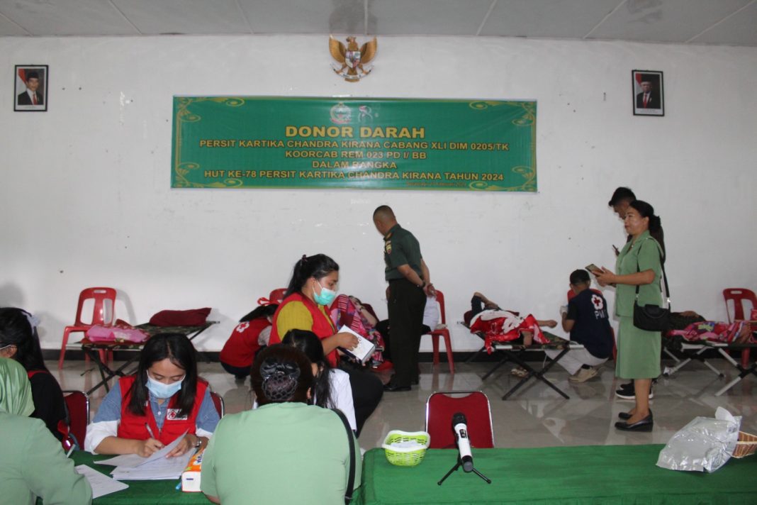 Persit KCK Cabang XLI Kodim 0205 Tanah Karo menggelar donor darah menyambut HUT ke-78 Persit KCK di Makodim 0205/TK Desa Raya Berastgi, Kecamatan Berastagi Kabupaten Karo, Selasa (27/2/2024). (Dok/SS)