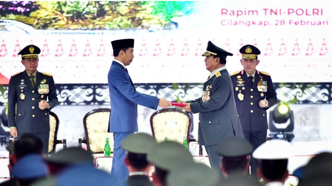 Presiden Jokowi memberikan penganugerahan pangkat istimewa TNI untuk Menteri Pertahanan, Letjen (Purn) Prabowo Subianto di Markas Besar TNI, Cilangkap, Jakarta, Rabu (28/2/2024).