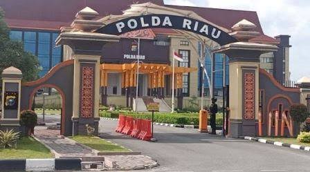 Kantor Polda Riau.