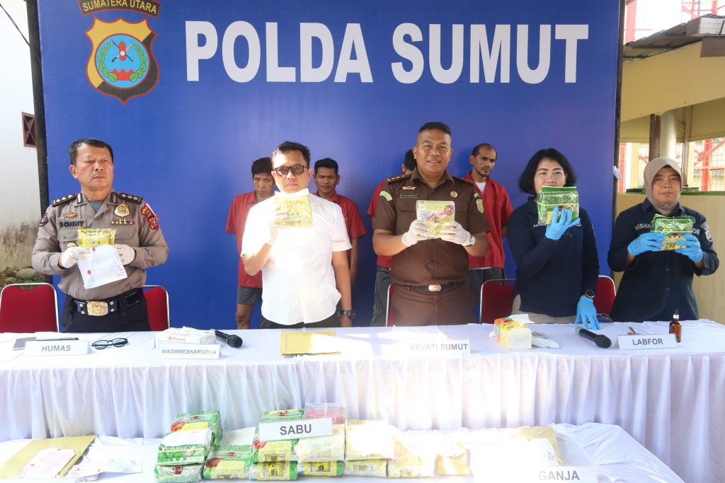 KBO Ditreserse Narkoba Polda Sumut AKBP Ramlan S Ritonga didampingi Kasubbid Penmas AKBP Sonny Siregar menunjukkan barang bukti narkotika sebelum dimusnahkan, Rabu (28/2/2024). (Dok/Polda Sumut)