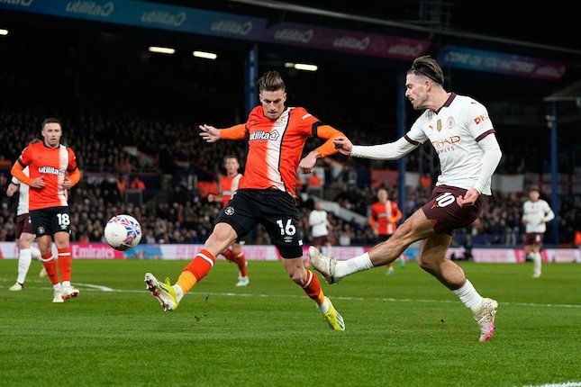 Duel antar pemain di laga Luton Town vs Manchester City, Piala FA 2023/2024, Rabu (28/2/2024) dini hari WIB.