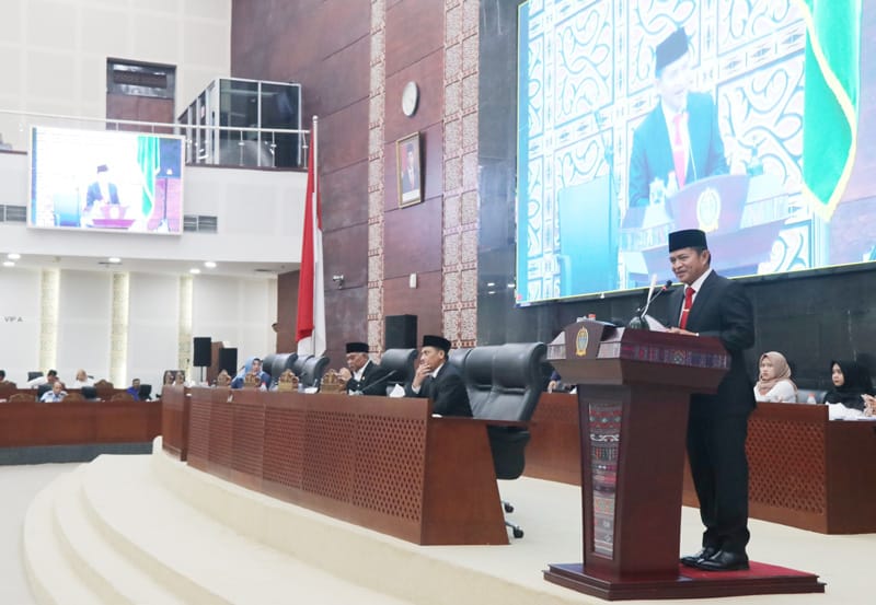 Pj Gubenur Sumut Dr Hassanudin memberikan kata sambutan di acara menandatangani keputusan bersama tentang penetapan dua Ranperda menjadi Perda Provinsi Sumut, Rabu (28/2/2024). (Dok/Kominfo Sumut)