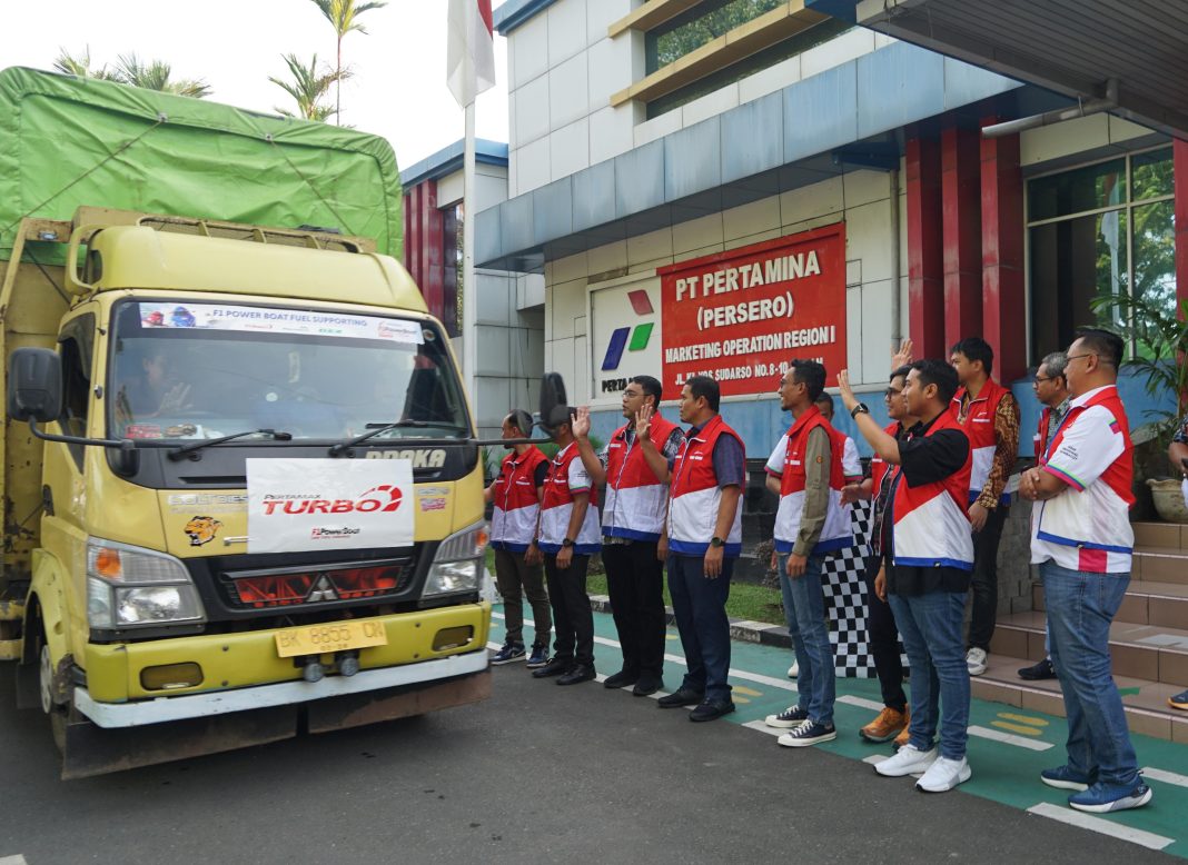 Executive General Manager Pertamina Patra Niaga Regional Sumbagut Freddy Anwar didampingi Susanto August Satria Area Manager Communication Relation & CSR melepaskan pengiriman BBM Pertamax Turbo untuk event F1H2O di Kantor Pertamina Patra Niaga, Medan, Rabu (28/2/2024). (Dok/PT Pertamina)