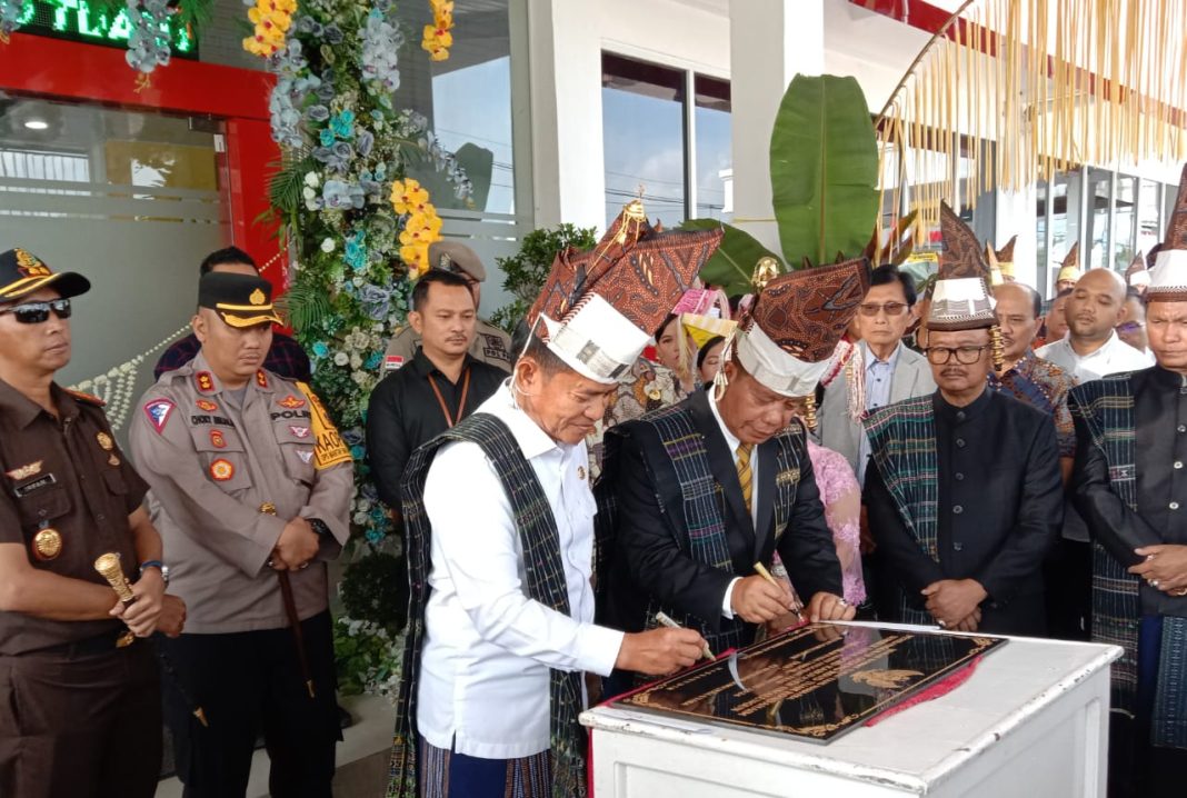 Pj Gubernur Sumut Dr Hasanuddin (kiri) bersama Bupati Simalungun Radiapoh Hasiholan Sinaga menandatangani prasasti peresmian gedung baru RSUD Tuan Rondahaim di Pamatangraya, Rabu (28/2/2024).