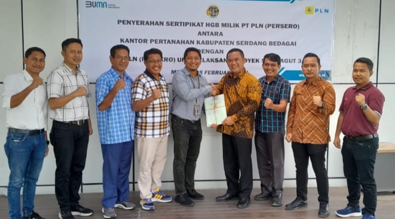 Kakantah Sergai Roni L Parningotan Sitanggang SSos MAP menyerahkan sertipikat tanah kepada PLN UIP Sumbagut di Medan, Rabu (28/2/2024). (Dok/PLN)