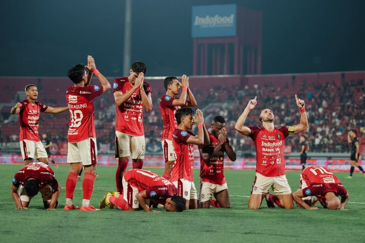 Selebrasi para pemain Bali United setelah membobol gawang Persis Solo dalam lanjutan laga Liga 1 2023-2024 di Stadion Kapten I Wayan Dipta, Gianyar, Kamis (29/2/2024).