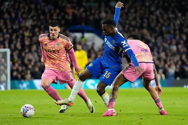 Nicolas Jackson coba mempertahankan bola di laga Chelsea vs Leeds United, Piala FA 2023/2024, Kamis (29/2/2024).