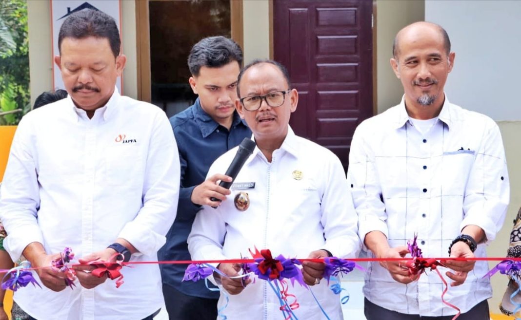 Wakil Bupati Simalungun Zonny Waldi (tengah) menggunting pita saat peresmian rumah baca di SD Negeri 096779 dan SD Negeri 091288 Desa Janggirleto, Kecamatan Panei, Kamis (29/2/2024). (Dok/Kominfo Simalungun)