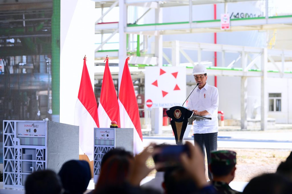 Presiden Jokowi meresmikan pabrik amonium nitrat PT Kaltim Amonium Nitrat, di Kota Bontang, Kalimantan Timur, Kamis (29/2/2024) pagi. (Dok/BPMI Setpres)