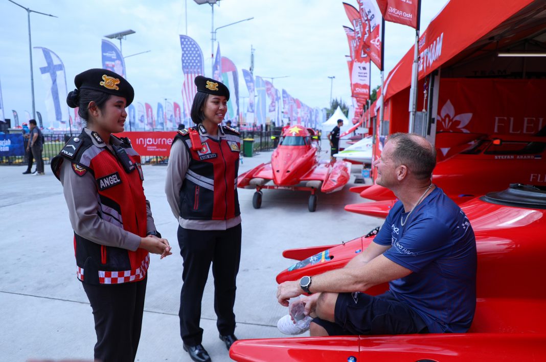 Personel yang fasih berbahasa Inggris berdialog dengan wisatawan yang akan menyaksikan F1 Powerboat. (Dok/Polda Sumut)