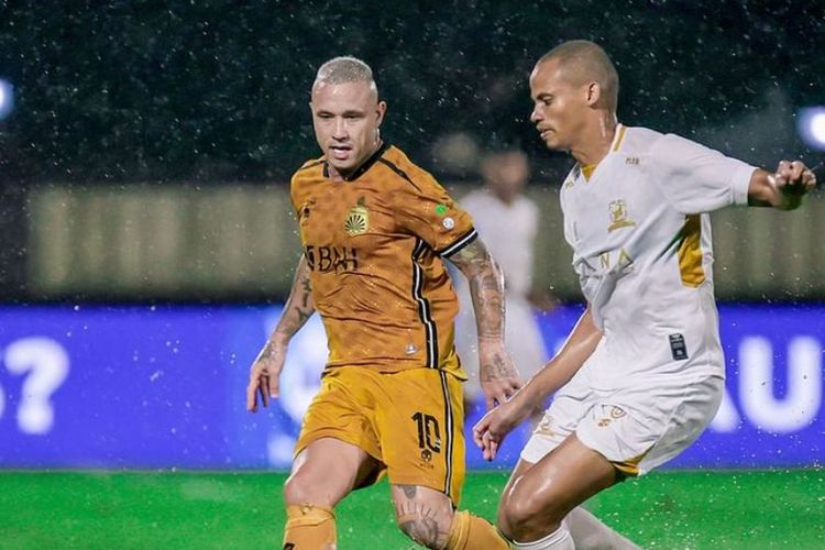 Radja Nainggolan saat beraksi membela Bhayangkara FC dalam laga kontra Madura United pada pekan ke-27 Liga 1 2023-2024. Laga Bhayangkara FC vs Madura United bergulir di Stadion Olahraga PTIK, Jumat (1/3/2024).