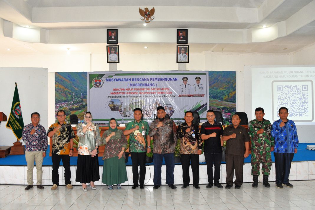 Wakil Bupati Humbahas Dr Oloan Paniaran Nababan SH MH foto bersama dengan narasumber dan peserta Musrembang RKPD Kabupaten Humbahas Tahun 2025, di Aula Hutamas, Komplek Perkantoran Tano Tubu, Dolok Sanggul, Jumat (1/3/2024).