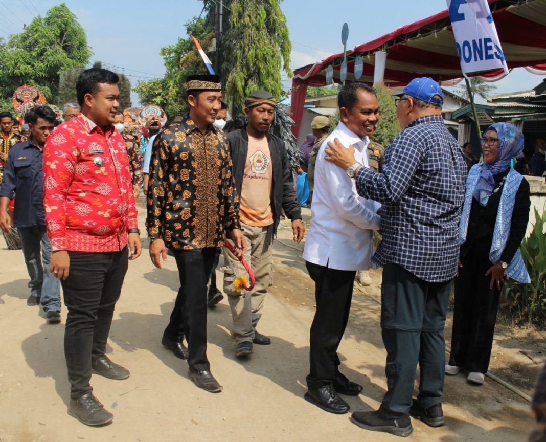 Bupati Sergai H Darma Wijaya disambut Pendiri Bitra H Soekirman saat menghadiri sarasehan Yayasan Bintra ke-36 di Desa Karang Anyer, Kecamatan Pegajahan, Jumat (1/3/2024). (Dok/Kominfo Sergai)