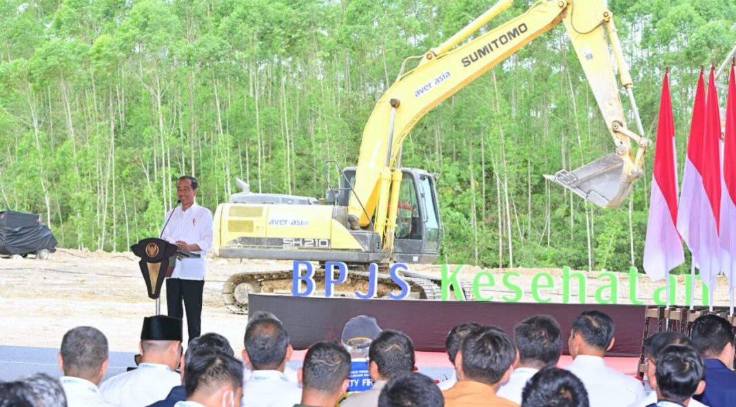 Presiden Jokowi melakukan peletakan batu pertama atau ground breaking Gedung BPJS Kesehatan, di Kawasan IKN, Kabupaten Penajam Paser Utara, Provinsi Kalimantan Timur, pada saat melakukan kunjungan kerja di Ibu Kota Negara baru.