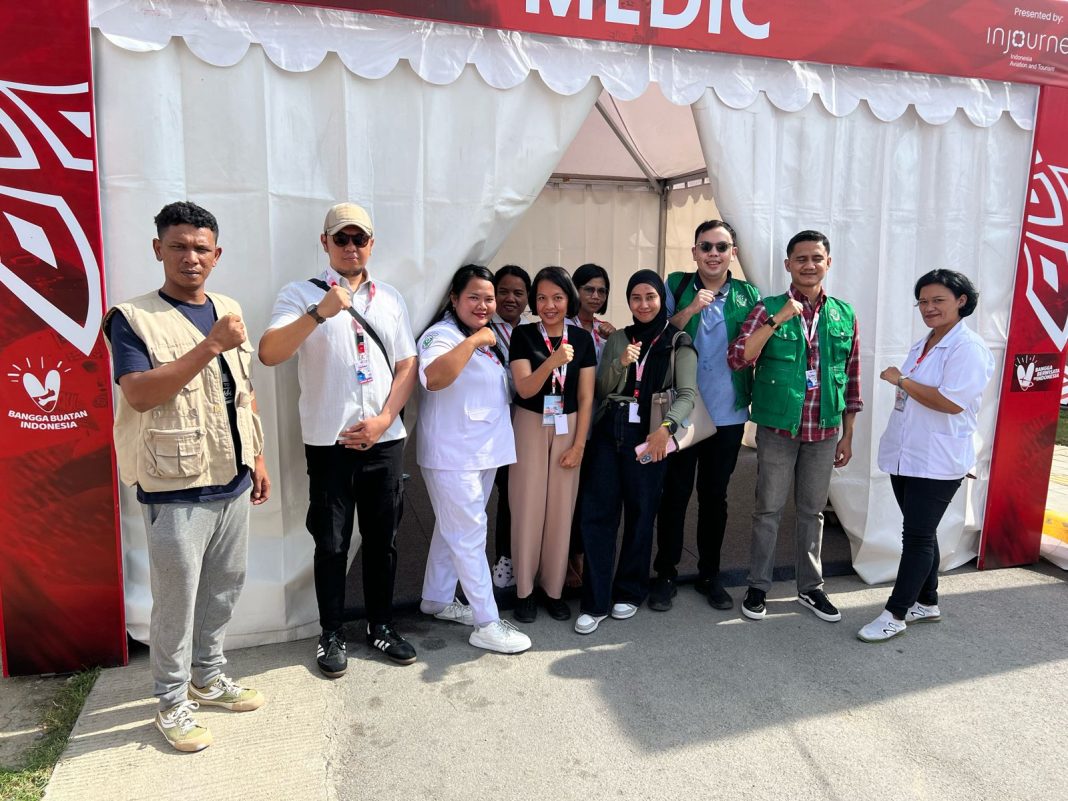 Kabid Pelayanan Medik & Keperawatan RSU Haji drg Fitrady Ulianda Siregar MKes foto bersama dengan tim medis RSU Haji di event internasional F1 Powerboat 2024, Jumat (1/3/2024). (Dok/RSU Haji)