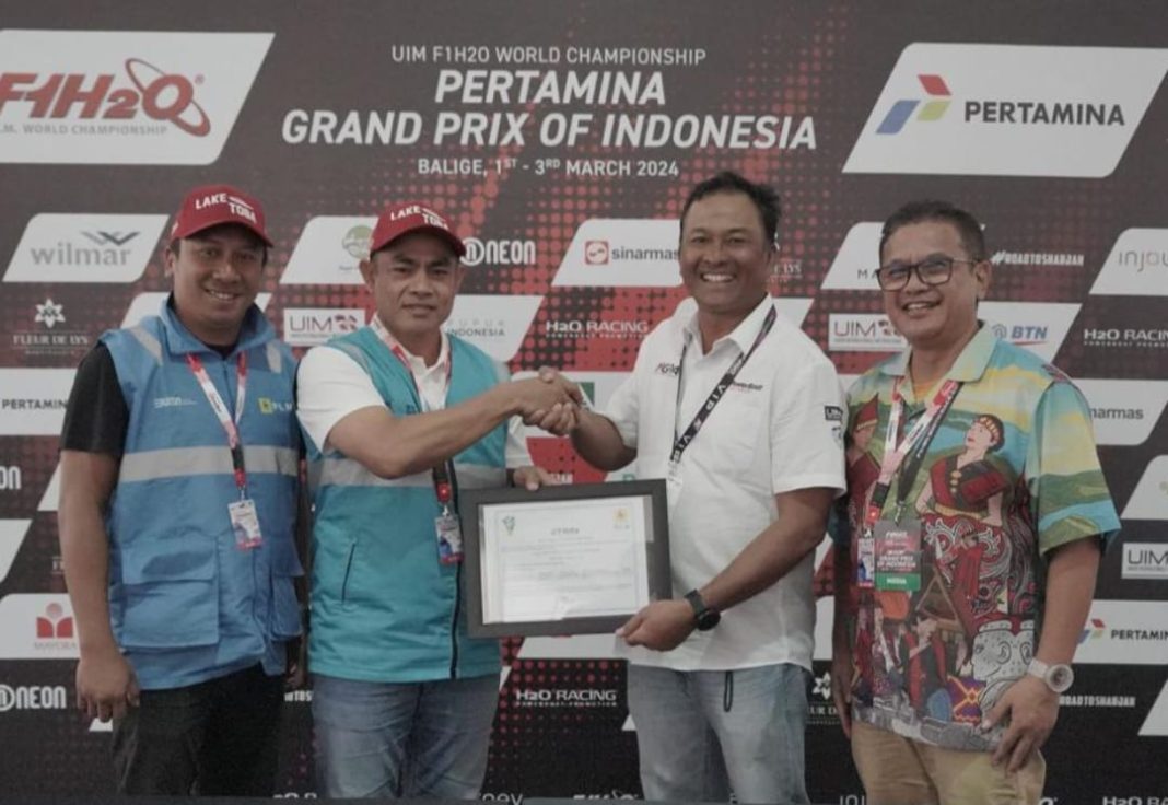 Manager PLN UP3 Sibolga Gebyar Pandito dan General Manager PLN UID Sumut Saleh Siswanto, Project Direktur F1H2O dan Wakil Dirut MGPA Samsul Purba dan Head of Corporate Communication Injourney Alfianto Domy Aji melakukan serah terima Renewable Energy Certificate di Media Center Balige, Minggu (3/3/2024). (Dok/PLN)