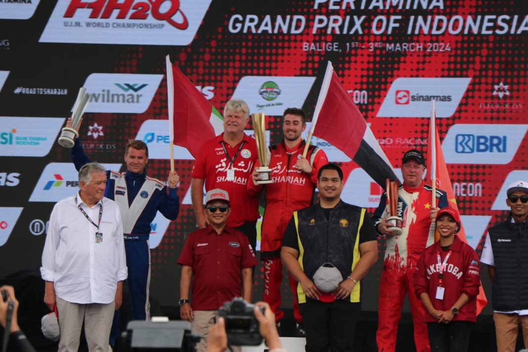 Juara Pertamina Grand Prix Of Indonesia 2024 di Danau Toba, Rusty Wyatt dari Uni Emirat Arab pada Sharjah Team, Erick Stark dari Uni Emirat Arab dari Victory Team posisi dua dan posisi ketiga Jonas Andersson asal Swedia dari Binh Duong-Vietnam Nam Team, foto bersama dengan Menpora Dito Ariotedjo dan Pj Gubernur Sumut Dr Hasanuddin, foto bersama usai lomba yang berlangsung di Balige, Kabupaten Toba, Minggu (3/3/2024).