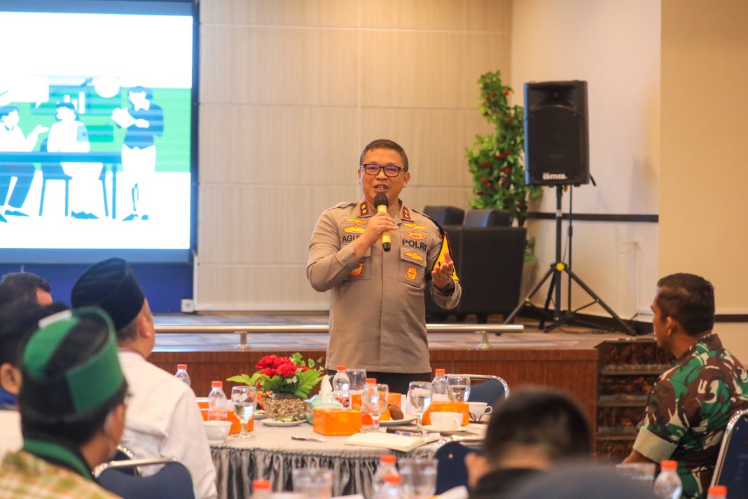 Kapolda Sumut Irjen Pol Agung Setya Imam Effendi menjadi pembicara pada acara dialog politik di Aula FISIP USU, Jumat (1/3/2024). (Dok/Polda Sumut)