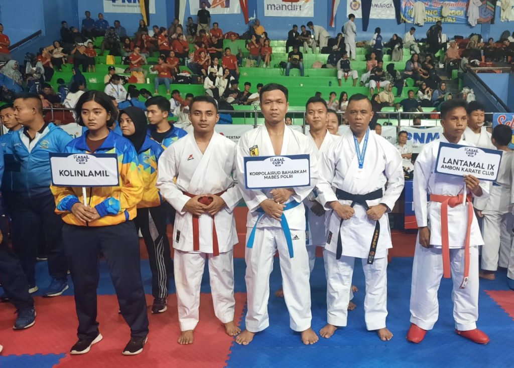 Tim karateka Korpolairud Baharkam Polri sabet medali emas, perak dan perunggu setelah berhasil meraih kemenangan pada Kejuaraan Kasal Cup 2024 di Gelanggang Remaja Jakarta Utara, Minggu (3/3/2024). (Dok/Humas Polri)