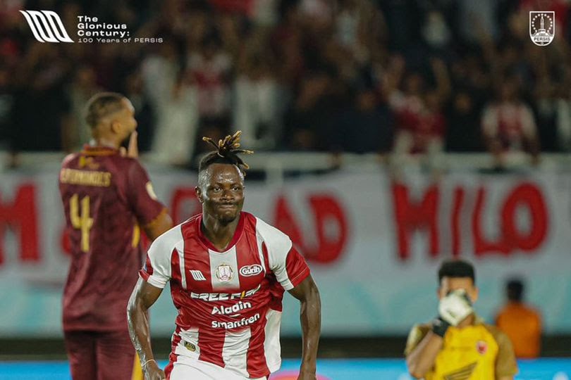 Penyerang Persis Solo Moussa Sidibe merayakan golnya ke gawang PSM di pekan ke-27 BRI Liga 1 2023/2024 di Stadion Manahan, Senin (4/3/2024).