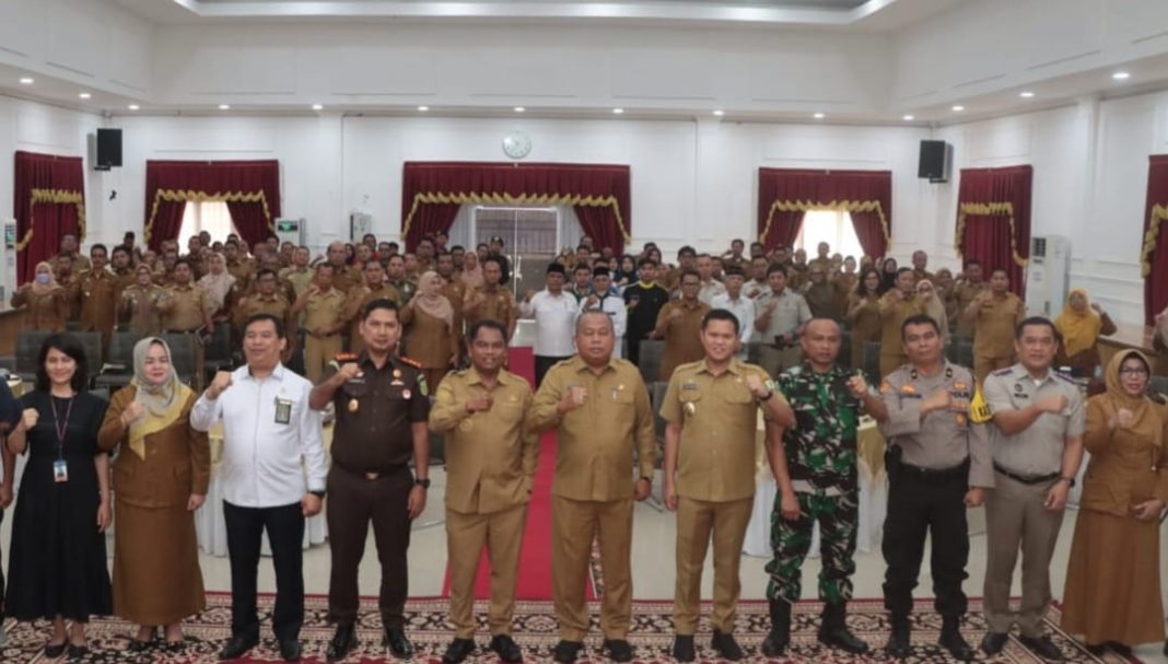 Bupati Sergai H Darma Wijaya bersama Wabup H Adlin Tambunan dan Kadis Ketahanan Pangan, Tanaman Pangan dan Hortikultura Provinsi Sumut H Rajali beserta unsur Forkopimda diabadikan usai pembukaan Musrenbang RKPD 2025, Senin (4/3/2024). (Dok/Kominfo Sergai)