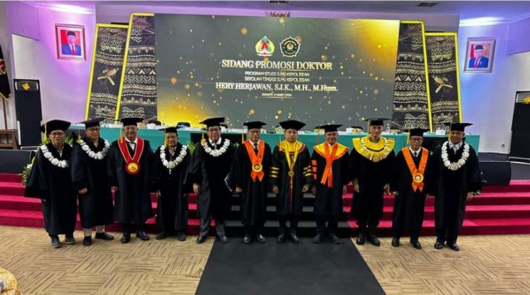Staf Khusus Menteri Dalam Negeri Bidang Keamanan dan Hukum Republik Indonesia, Irjen Pol Herry Heryawan meraih gelar doktor dalam sidang disertasi.