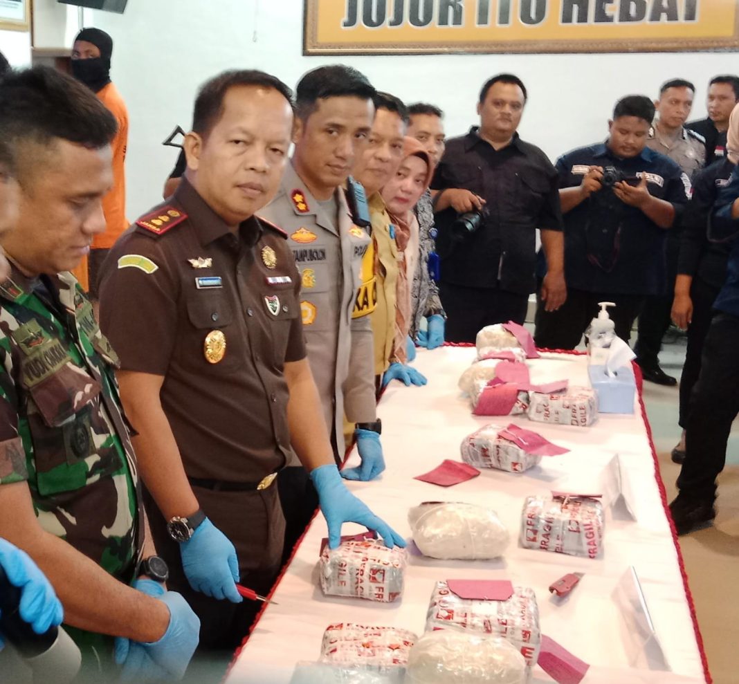 Kapolres Tebingtinggi AKBP Andreas LJ Tampubolon didampingi Pj Wali Kota dan Kajari, Ketua PN, Danramil 13 TT dan perwakilan BNNK saat pemusnahan barang bukti narkoba, di Aula Polres Tebingtinggi, Jalan Pahlawan, Selasa (5/3/2024).