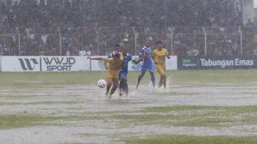 PSBS Biak meraih kemenangan 3-0 atas Semen Padang pada laga leg pertama final Pegadaian Liga 2 musim ini di Stadion Cendrawasih, Biak, Selasa (5/3/2024) WIB.