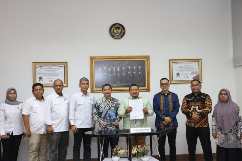 Bupati Tapsel H Dolly Pasaribu foto bersama sesaat setelah menerima penghargaan terbaik lll Pengelolaan Dana Desa tahun anggaran 2023 satu Kemenkeu di Medan, Senin (4/3/2024). (Dok/Kominfo Tapsel)