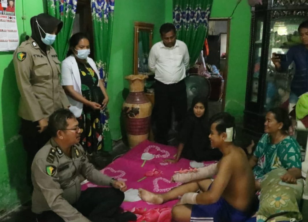 Kanit Pidum Satreskrim Polres Sergai Iptu Sakban Hasibuan bersama Kasi Dokkes Ipda H Simanjuntak dan personel melakukan trauma healing kepada Bayu Putra (15) korban curas, Selasa (5/3/2024). (Dok/Humas Polres Sergai)