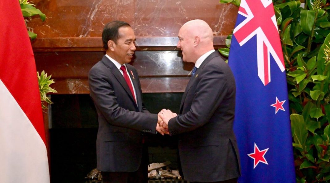 Presiden Jokowi bertemu dengan Perdana Menteri Selandia Baru, Christopher Luxon, di Hotel Park Hyatt, Melbourne, Australia, dalam rangka memperkuat hubungan bilateral antara Indonesia dan Selandia Baru.