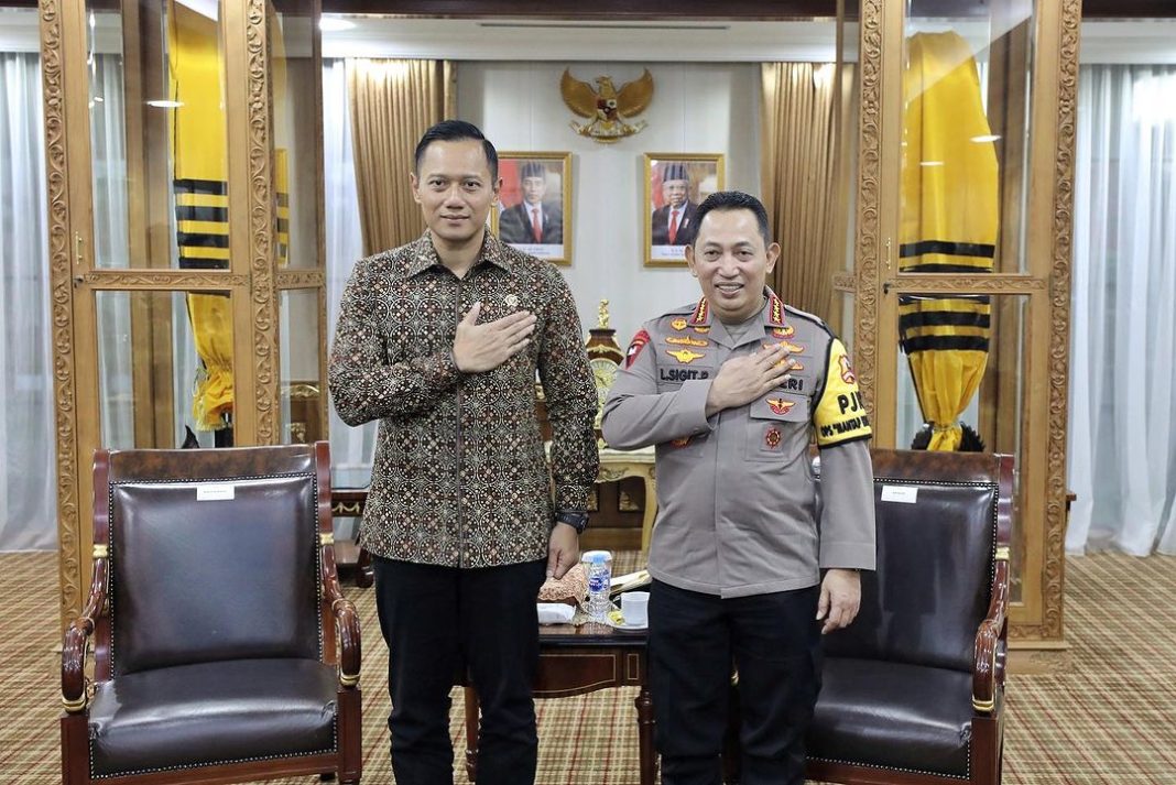 Menteri ATR/BPN Agus Harimurti Yudhoyono melakukan pertemuan dengan Kapolri Jenderal Polisi Listyo Sigit Prabowo di Gedung Rupatama Mabes Polri, Jakarta, Selasa (6/3/2024). (Dok/Humas Polri)