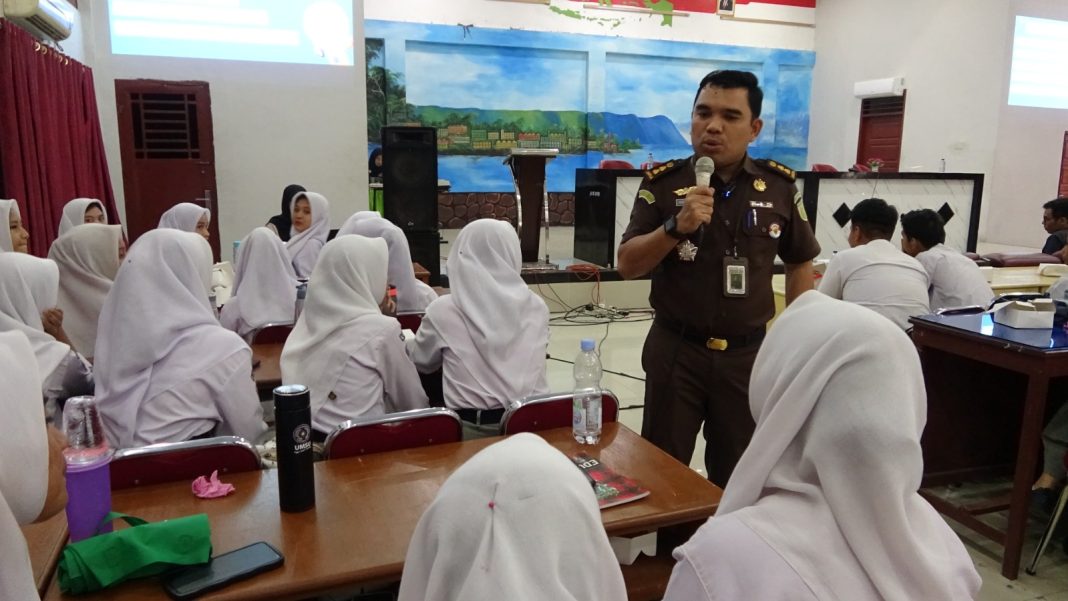 Kasi Penkum Yos Tarigan saat memberikan penyuluhan hukum di SMKN 9 Medan, Selasa (5/3/2024). (Dok/Penkum Kejati Sumut)