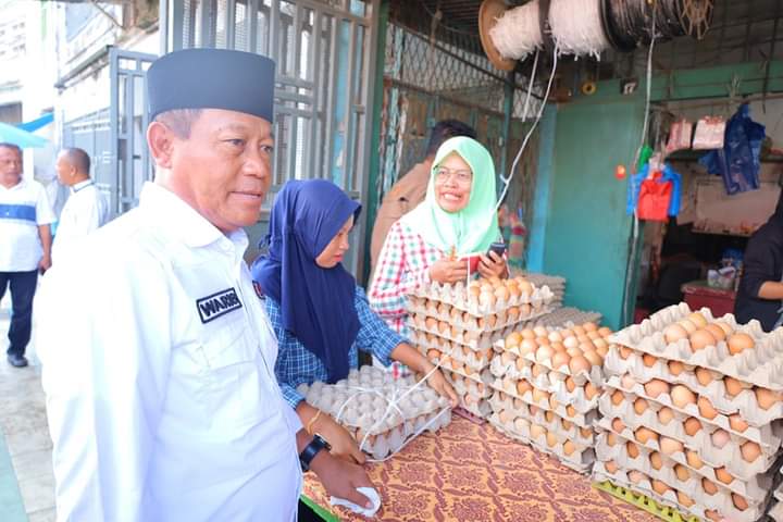 Wali Kota Tanjungbalai H Waris Tholib bersama OPD saat sidak di Pasar Veteran memastikan stabilitas harga bahan pokok di Kota Tanjungbalai, Rabu (6/3/2024). (Dok/Kominfo Tanjungbalai)