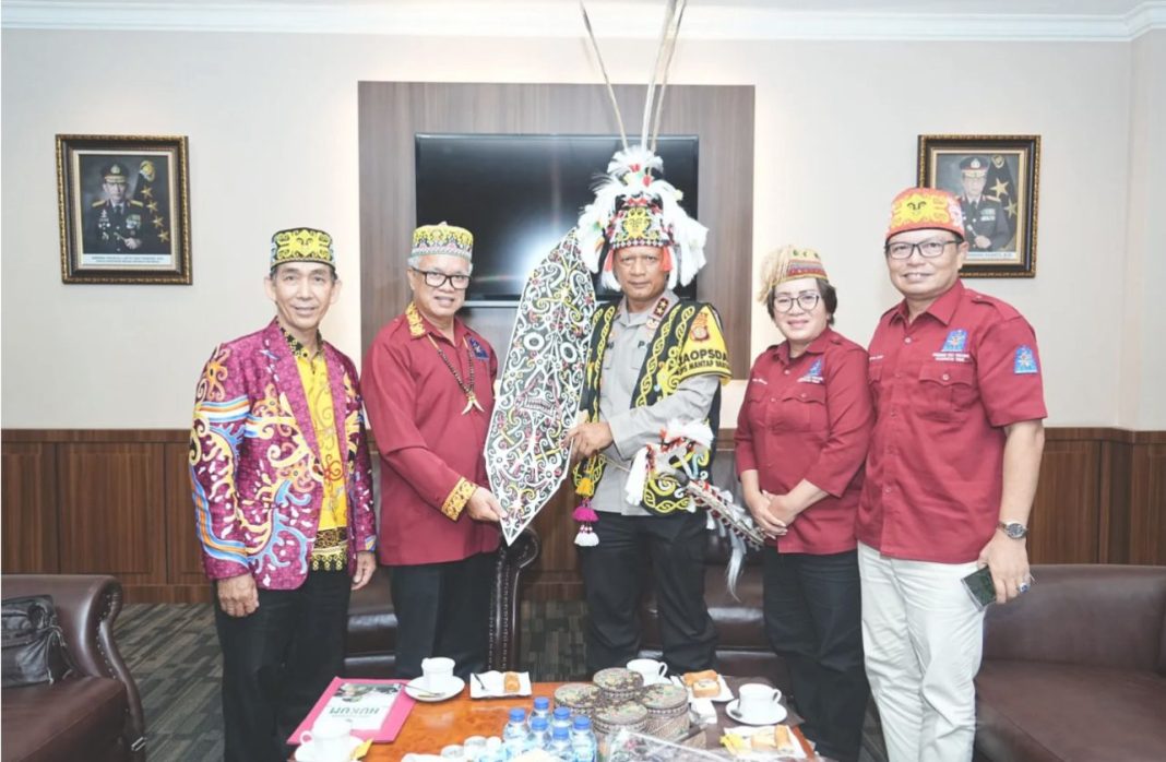 Kapolda Kaltim Irjen Pol Drs Nanang Avianto MSi menerima kunjungan Dewan Adat Kaltim dan Persekutuan Dayak Kaltim, bertempat di Mapolda Kaltim.