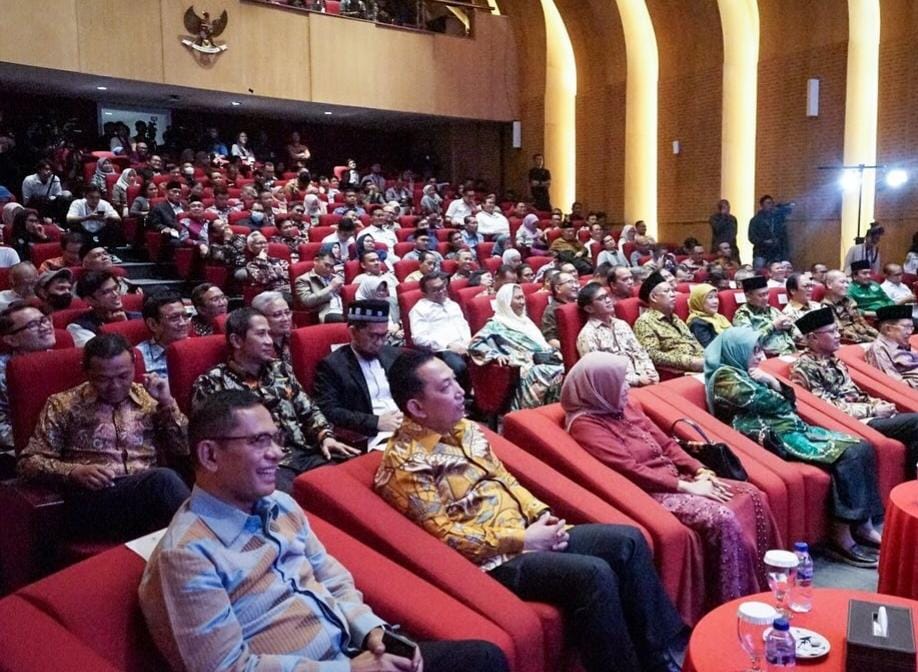 Kapolri Jenderal Polisi Listyo Sigit Prabowo menghadiri peluncuran buku ‘Jalan Baru Moderasi Beragama: Mensyukuri 66 Tahun Haedar Nashir’ oleh LKKS PP Muhammadiyah di Auditorium Perpustakaan Nasional, Jakarta Pusat, Senin (4/3/2024). (Dok/Humas Polri)