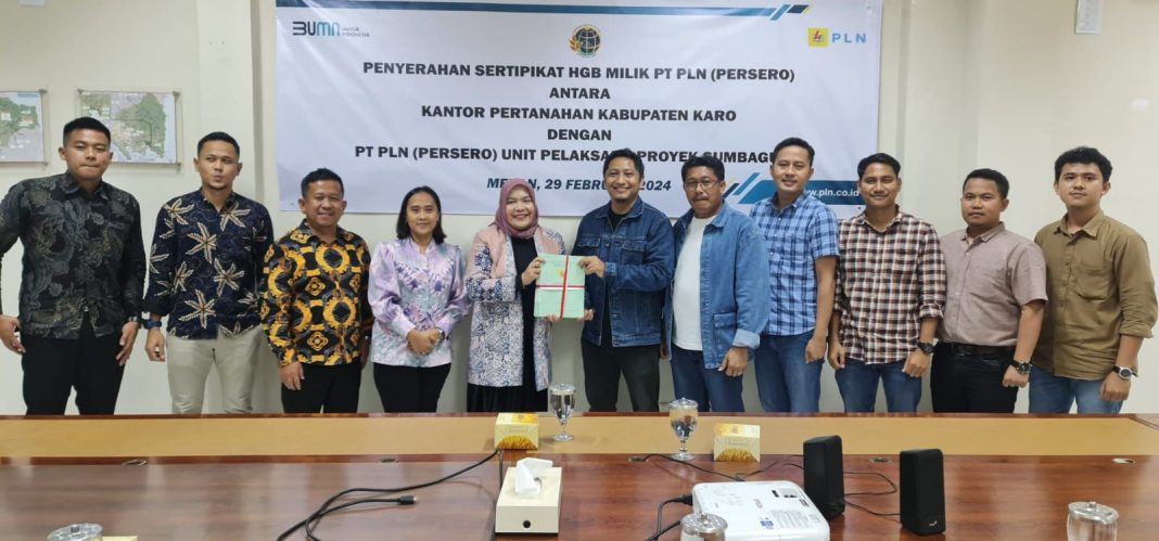 Foto bersama setelah pihak Kantor Pertanahan (Kantah) Kabupaten Karo menyerahkan 22 lembar sertipikat HGB aset tanah tapak tower PT PLN jalur T/L 150 kV Berastagi-Kutacane, di Medan, Kamis lalu. (Dok/PLN)