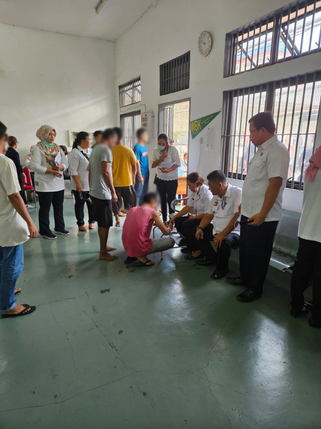 Dinkes Deliserdang mengunjungi Lapas Kelas IIA Pancurbatu melaksanakan skrining TBC, HIV dan penyakit tidak menular kepada WBP Lapas Pancurbatu, di Klinik Pratama Lapas Pancurbatu, Kamis (7/3/2024). (Dok/Humas Lapas Pancurbatu)