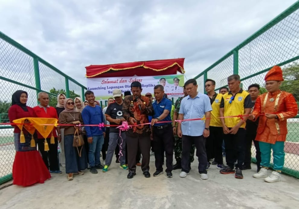 Bupati Sergai diwakili Plh Sekda Sergai Fajar Simbolon didampingi Kadis Poraparbud Akmal dan Ketua Koni Sergai H Usman Efendi Sitorus menggunting pita saat melaunching lapangan olahraga Replika Sultan Serdang di Perbaungan, Jumat (8/3/2024). (Dok/Kominfo Sergai)