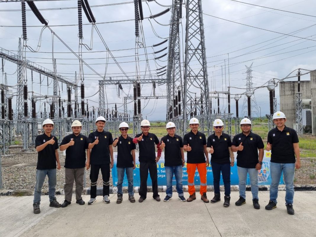GITET 275 kV Sigli di Kelurahan Teungoh Baroh, Kecamatan Peukan Baro, Kabupaten Pidie dan GITET 275 KV Nagan Raya, resmi energize (dialiri listrik) dan petugas foto bersama, Selasa (5/3/2024). (Dok/PLN)