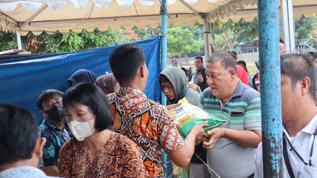 Pegawai Dinas Perdagangan melayani masyarakat saat membeli beras di PPH di Lapangan Merdeka, Kamis (7/3/2024).