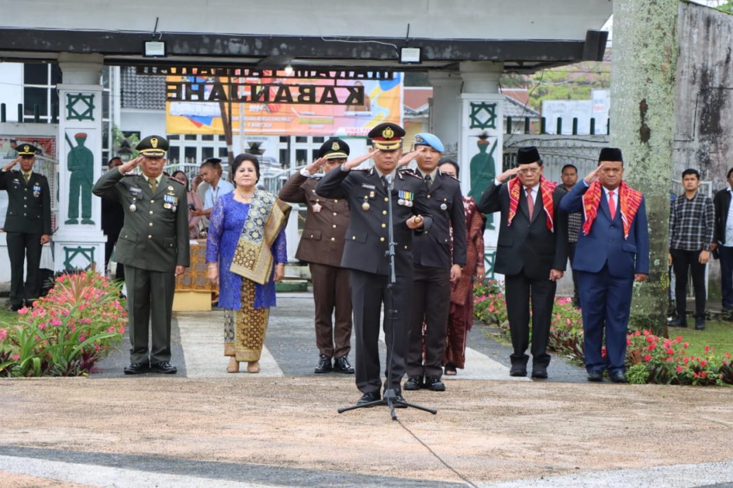 Kapolres Tanah Karo AKBP Wahyudi Rahman memimpin upacara ziarah ke Makam Pahlawan di Jalan Veteran Kabanjahe dalam rangka peringatan Hari Jadi ke-78 Kabupaten Karo, Jumat (8/3/2024). (Dok/Kominfo Karo)