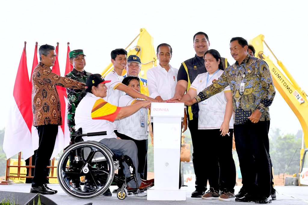 Presiden Jokowi melakukan peletakan batu pertama Paralympic Training Center, di Karanganyar, Jawa Tengah, Jumat (8/3/2024). (Dok/BPMI Setpres)