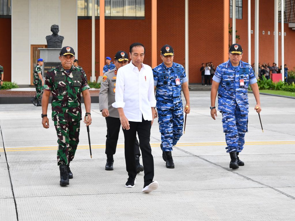 Presiden Jokowi saat bertolak menuju Jawa Timur, melalui Pangkalan TNI AU Halim Perdanakusuma, Jakarta, Jumat (8/3/2024). (Dok/BPMI Setpres)